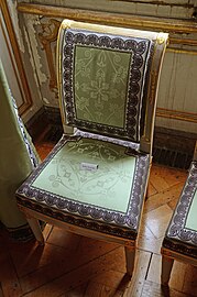 Stolica ukrašena raznim vrstama palmeta