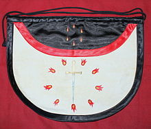 tablier maçonnique représentant un poignard et des larmes de feu rouges