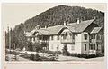 Hotel Vaskapu ( vo voľnom preklade Skalné vráta) s 29 izbami. Po roku 1929 ho nazvali Poľana. Dnes patrí do komplexu budov liečebného sanatória.