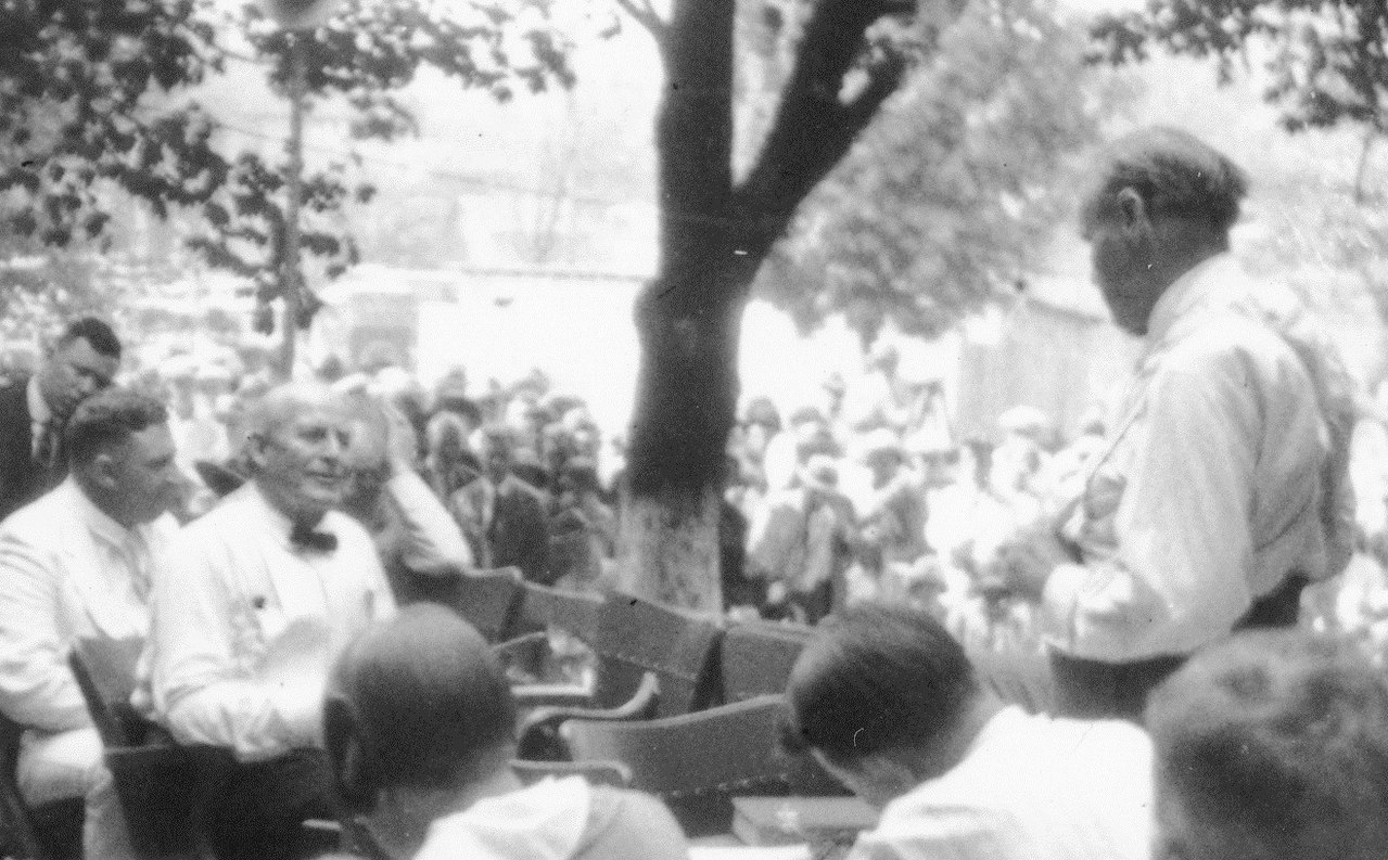 Tennessee v. John T. Scopes Trial- Outdoor proceedings on July 20, 1925, showing William Jennings Bryan and Clarence Darrow. (2 of 4 photos) (2898243103) crop.jpg