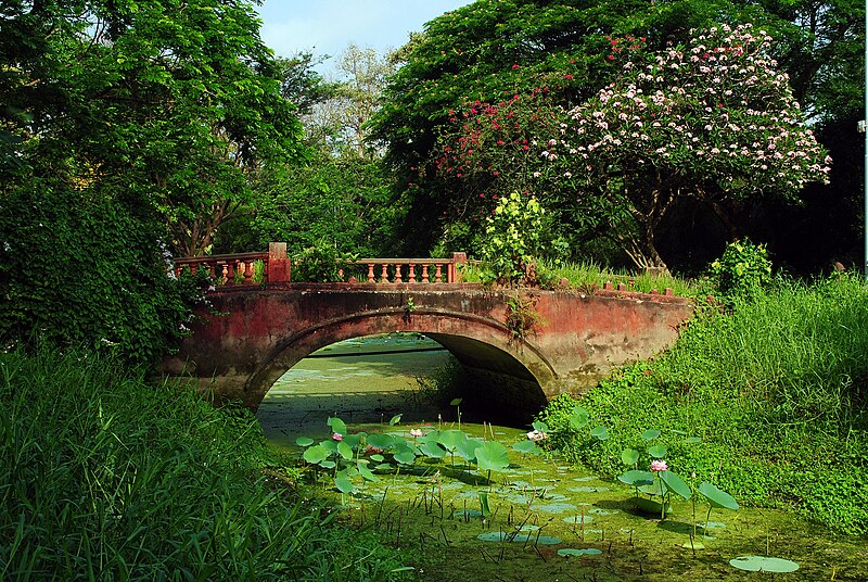 File:The Old bridge inside Botanical Garden.jpg