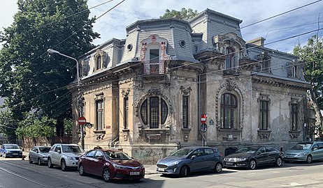 Casa "Romulus Porescu" din București de Dumitru Maimarolu (1905),[80] Art Nouveau cu influențe neobaroce, care are nevoie de restaurare cât mai repede