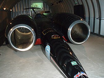 La Thrust SSC, véhicule terrestre supersonique, détient le record de vitesse au sol. Cet engin est équipé de deux turboréacteurs développant une puissance d'environ 106 000 ch. Le record de vitesse fut établi le 15 octobre 1997, soit 50 ans et 1 jour après le premier passage du mur du son par Chuck Yeager. Le Thrust SSC atteignit ce jour-là, la vitesse record de 1 227,985 km/h, soit Mach 1,016. Le véhicule est actuellement préservé au musée des transports de Coventry, en Angleterre. (définition réelle 1 600 × 1 200)