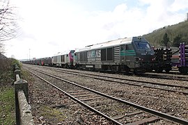 Train de tubes sur le triage de l'ouest.