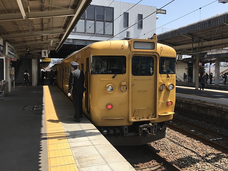 File:Train for Shiraichi Station at Kaitaichi Station.jpg