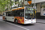 Transdev Melbourne numer 413 (5913AO) Volgren zabudował Scanię w barwach PTV na trasie 216 w Queen St, grudzień 2013.jpg