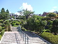 階段下から修道院を見上げる（2008年9月）
