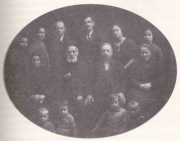 File:Trpo Popovski with his family 1923.jpg