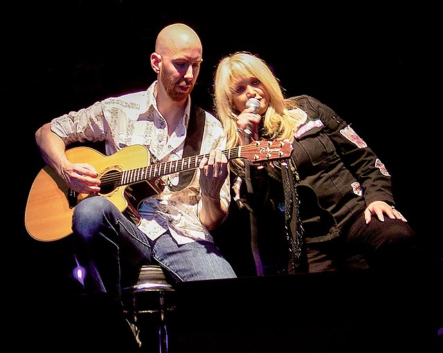 Bonnie Tyler with Matt Prior in an acoustic concert in "Familiengarten Eberswalde" (27 May 2006).