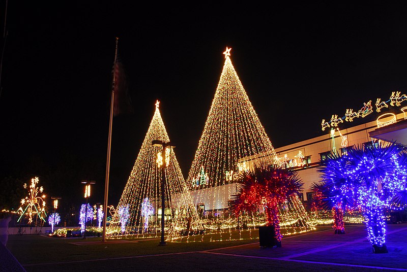 File:US Navy 071127-N-4010S-124 Sailors and Marines assigned to the Essex Expeditionary Strike Group were invited to the U.S. Embassy for the second annual Christmas lighting ceremony.jpg