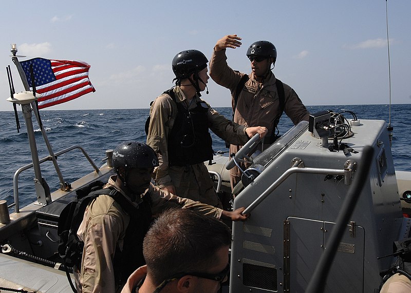 File:US Navy 100201-N-7088A-085 Sailors discusses boarding tactics.jpg