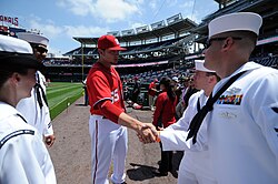 US Navy 110515-N-AD372-105 Washington Nationals-ĵetanto Cole Kimball prenas momenton por gratuli la 2010 Maristojn de la Jaro antaŭe estante honor.jpg