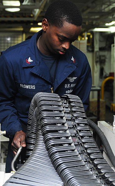 File:US Navy 120127-N-KQ416-003 Aviation Ordnanceman 2nd Class Timothy A. Flowers verifies a linkless ammunition loading system (LALS) for certification.jpg