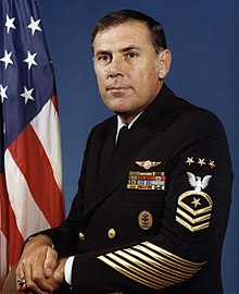 Americké námořnictvo 790601-N-0000X-001 Vysloužilý vrchní poddůstojník námořnictva (MCPON) Tom Crow zemřel v neděli 30. listopadu ve svém domě v San Diegu na rakovinu.jpg