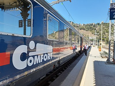 L'InterCity Notte 1962, composto dalle carrozze FS UIC-X a cuccette, revampizzate, stazione di Taormina-Giardini Naxos, 15 luglio 2022.