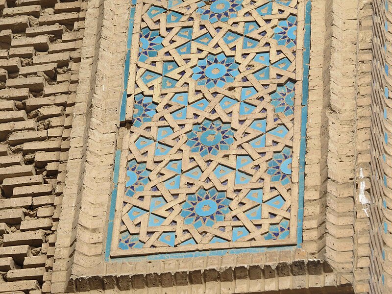 File:Varamin Grand Mosque - Details on the main Arch.JPG