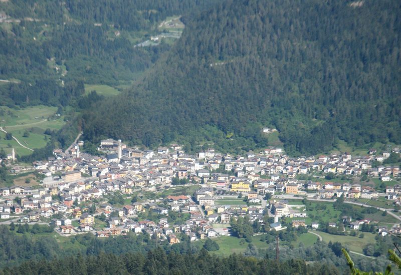 File:Veduta di Castello Tesino da Cima Lasta.JPG