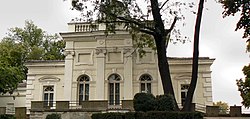 Художествената галерия „Никола Петров“ (в сградата на бившия Офицерски клуб)