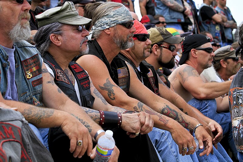 File:Vietnam veterans sit on the steps of the Lincoln Memorial, 2011.jpg