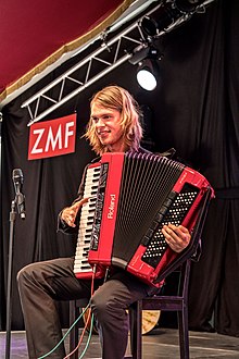 Matthias Matzke mit elektronischem Akkordeon