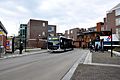 Bushalte Winkelcentrum West, perron met wielgeleidende trottoirbanden te Groningen.