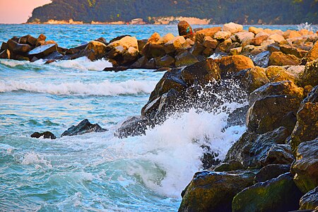 ไฟล์:Waves crashing on rock off the coast of Bulgaria.jpg