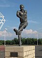 פסל בדמותו של וילף מניון בסמוך לאצטדיון