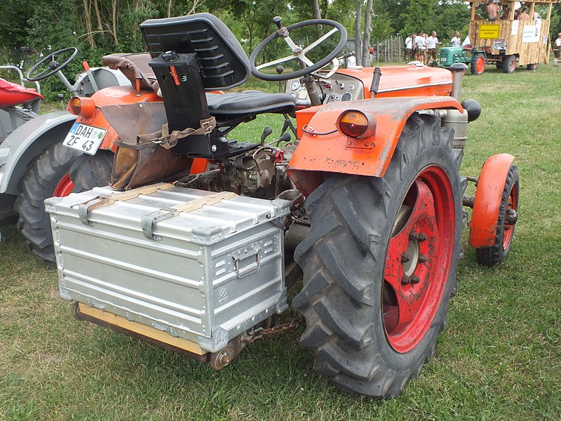 File:Wzwz traktor 7e.jpg