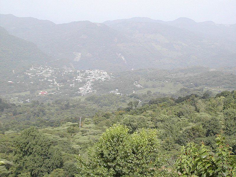 File:Xilitla-en-las-onduladas-montanas.jpg