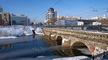 Февраль 2022 года, вид от Каменного моста: здание закрыто декоративной сеткой
