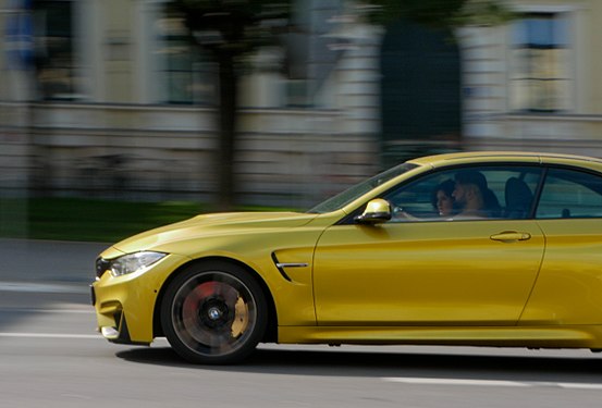 Gelber BMW auf der Ludwigstraße in München