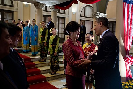 ไฟล์:Yingluck Shinawatra and Barack Obama.jpg