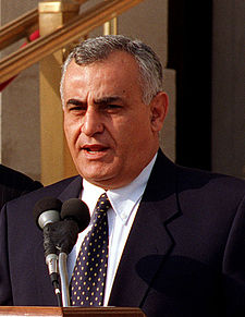 Jicchak Mordechaj před Pentagonem v roce 1997.