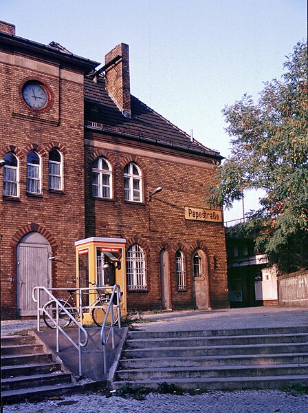 File:Zugang Papestr. 1983.jpg