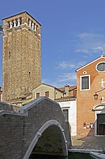 Campanario y fachada de entrada.