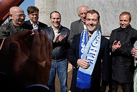 L'ancien président russe Dmitri Medvedev (avec l'écharpe) fait partie des supporters du club.