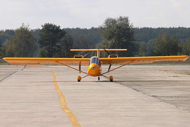 File:СЛА и АОН-Аэропракт 36, Киев - Антонов (Гостомель) RP3199.jpg