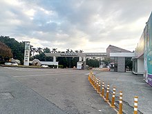鳳 科技 大学 の 正門 20180116.jpg