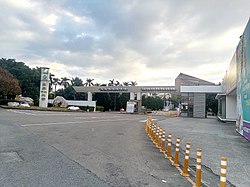 呉鳳科技大学の正門20180116.jpg