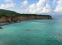 Sea Cliff an der Karibikküste in der Nähe von El Quemaíto, Provinz Barahona, Dominikanische Republik.