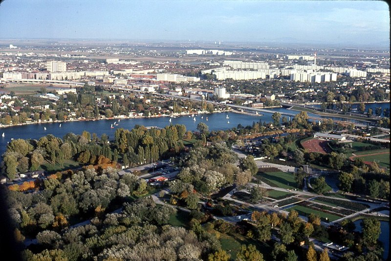 File:075R09181080 Blick vom Donauturm, Donaupark, Alte Donau, U Bahntrasse U1, Kagran - Stadlau 18.10.1980.jpg