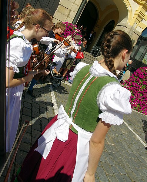 File:20.8.16 MFF Pisek Parade and Dancing in the Squares 079 (28839645780).jpg