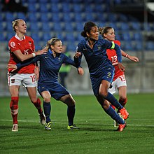 La capitana francesa Wendie Renard durante el partido Austria - Francia