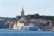 English: The catamaran Novalija-Rab-Rijeka provides quick transportation in the Bay of Kvarner. Deutsch: Der Katamaran Novalija-Rab-Rijeka ist ein schnelles Verkehrsmittel in der Kvarner Bucht.