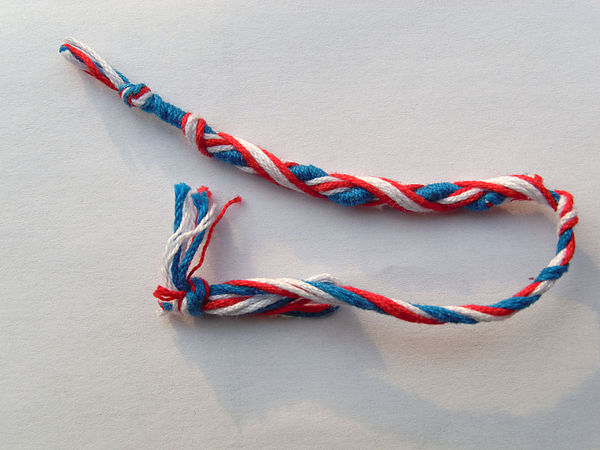 Bracelet brésilien réalisé par un vendeur originaire de Guinée, devant la Basilique du Sacré-Cœur de Montmartre.