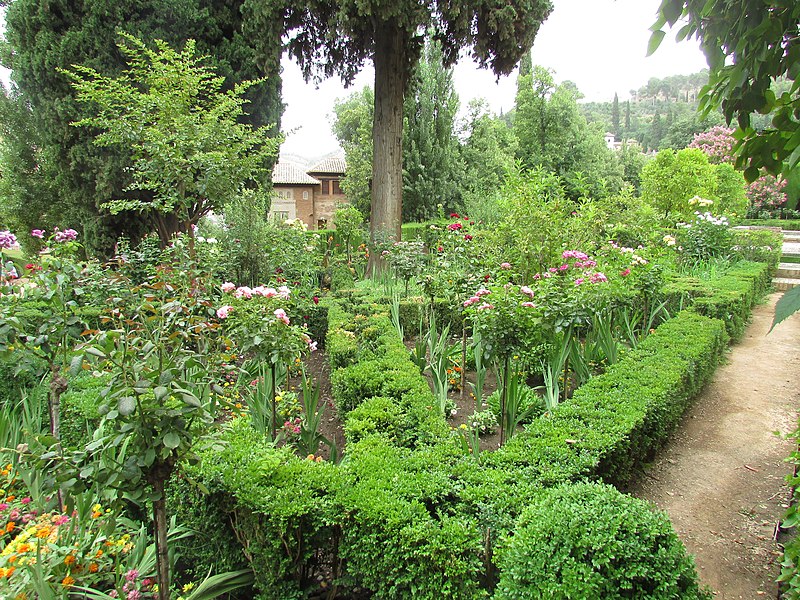 File:2016-07-19 Gardens and terracing, Partal, Alhambra (4).JPG