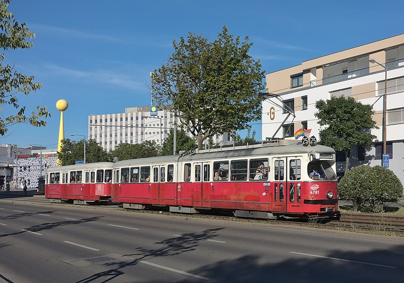 File:2017-06-08 AT Wien 22 Donaustadt, Wagramer Straße, Donau Zentrum, E1 4781+c4 1337 Linie 25 (50462088402).jpg