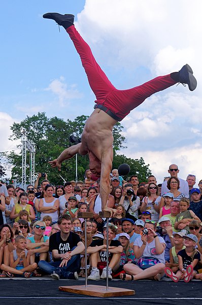 File:20180728 Carnaval Sztukmistrzów Lublin - La Main S'Affaire - All Right! - 1614 8329 DxO.jpg