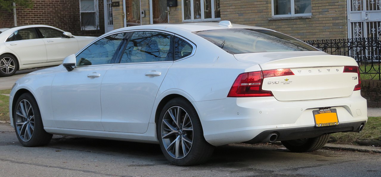 Image of 2018 Volvo S90 T5 Momentum rear 4.6.18