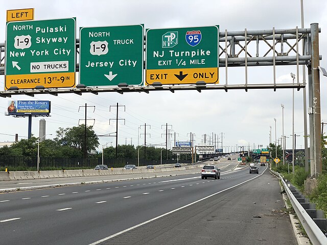 US 1/9 eastbound at the beginning of US 1/9 Truck in Newark, with a sign noting "No Trucks" on the approach to the Pulaski Skyway